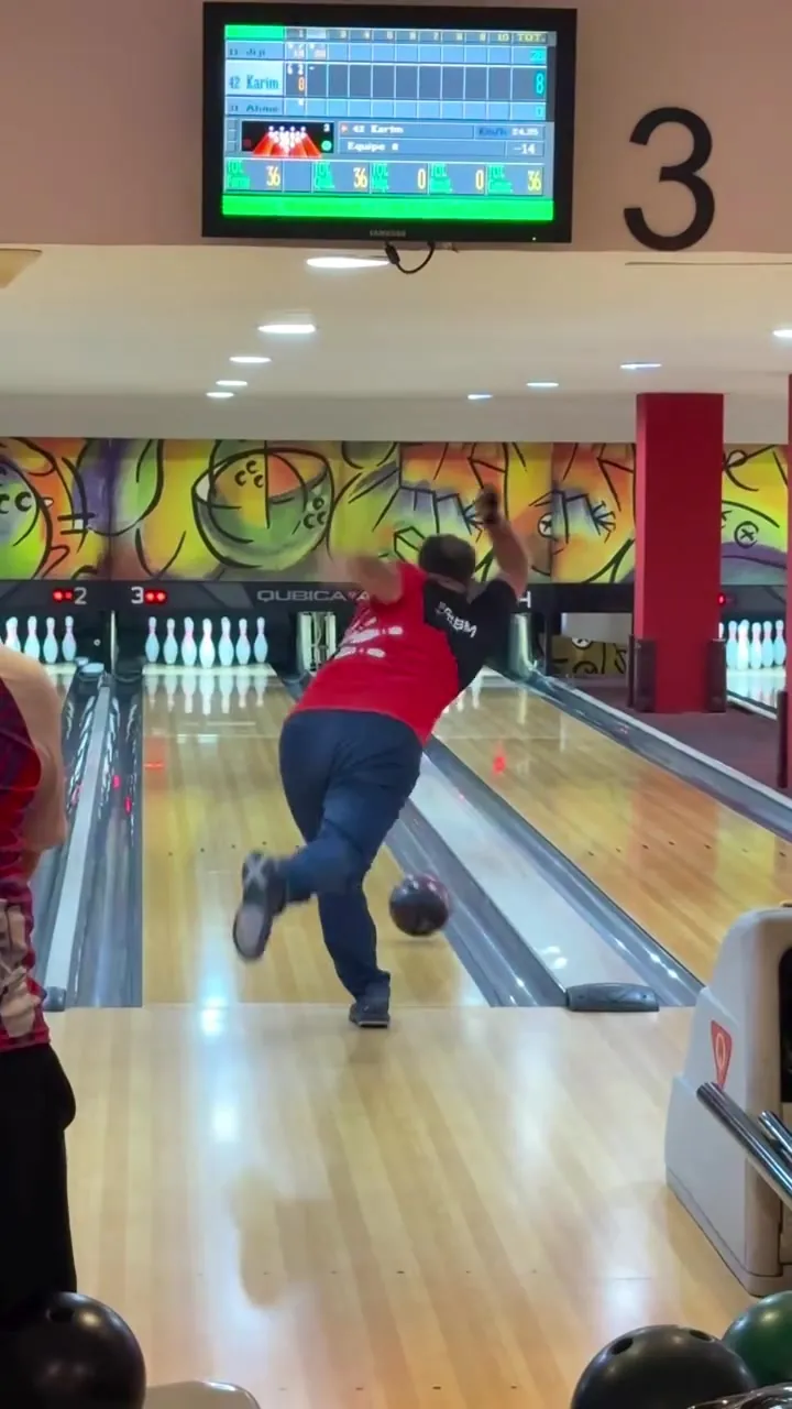 Un joueur lâche sa boule sur la piste 3 du Bowling Marrakech pendant l'Open Challenge du CSBM