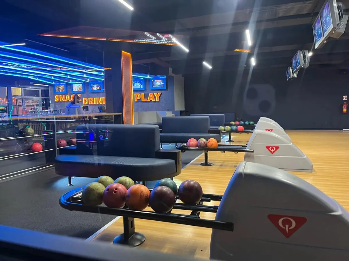 Retours de boules et pistes du Bowling Almazar à Marrakech