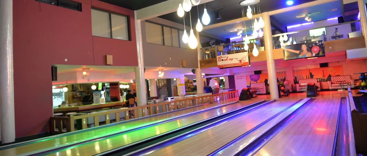Pistes éclairées du Bowling Lounge d'Agadir