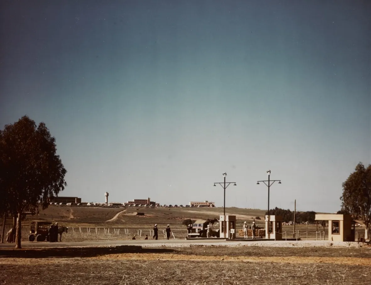Portail d'entrée de la base aéronavale américaine de Port-Lyautey, aujourd'hui Kénitra, vers 1945