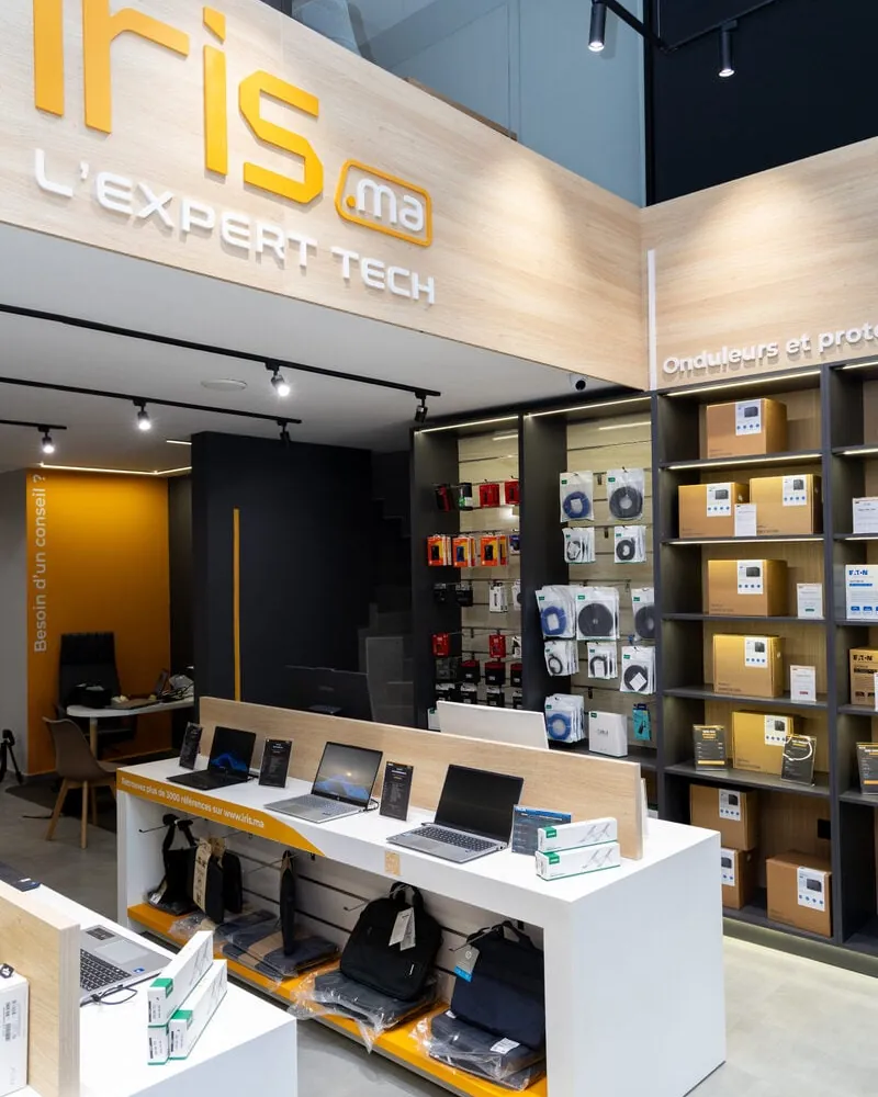 PC portables exposés en libre essai dans le showroom iris.ma de Casablanca