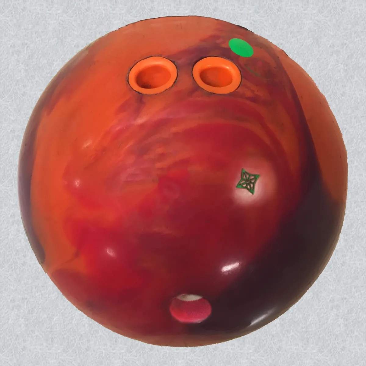 Boule réactive percée sur mesure en prise fingertip avec inserts de doigts orange
