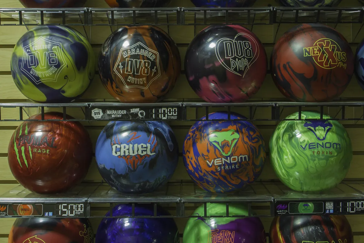 Mur de boules de bowling réactives exposées dans un pro shop